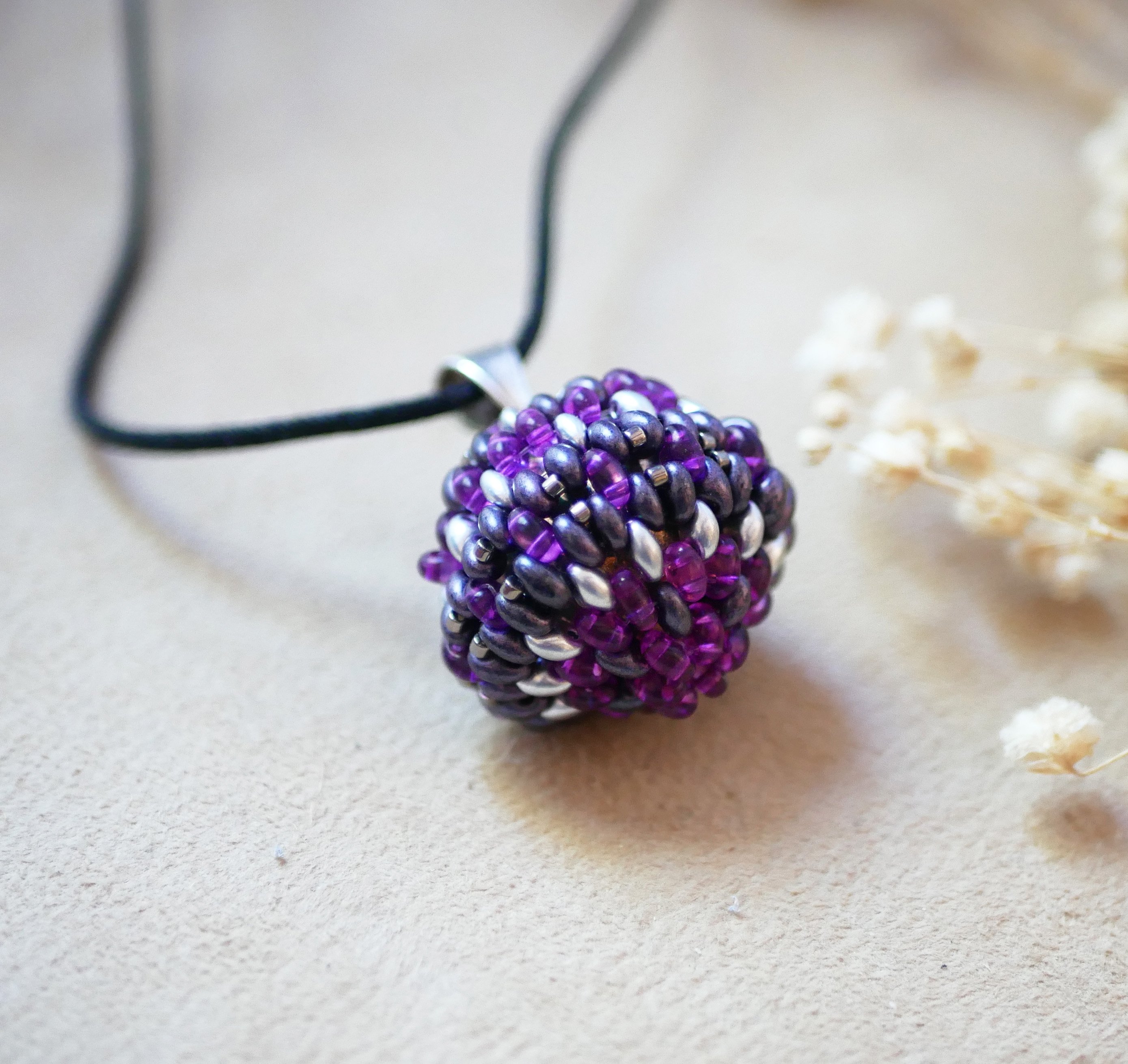 Bijou pendentif Bola de grossesse en perles coloris violet