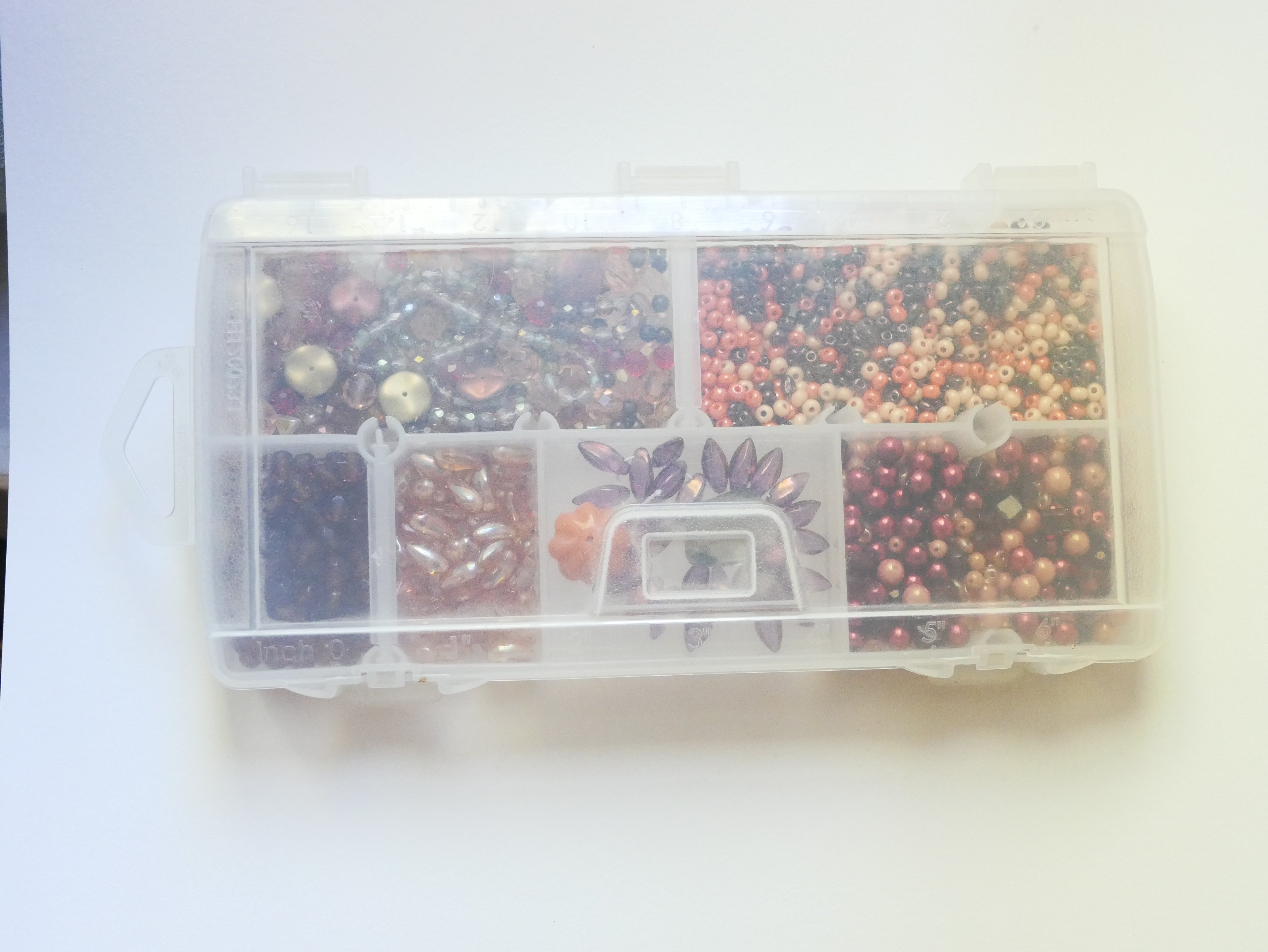 Boite de perles en m&eacute;lange ambre/p&ecirc;che/orange/rouge - 360 gr