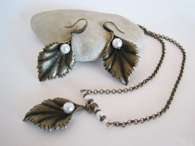 Pearl leaf earrings