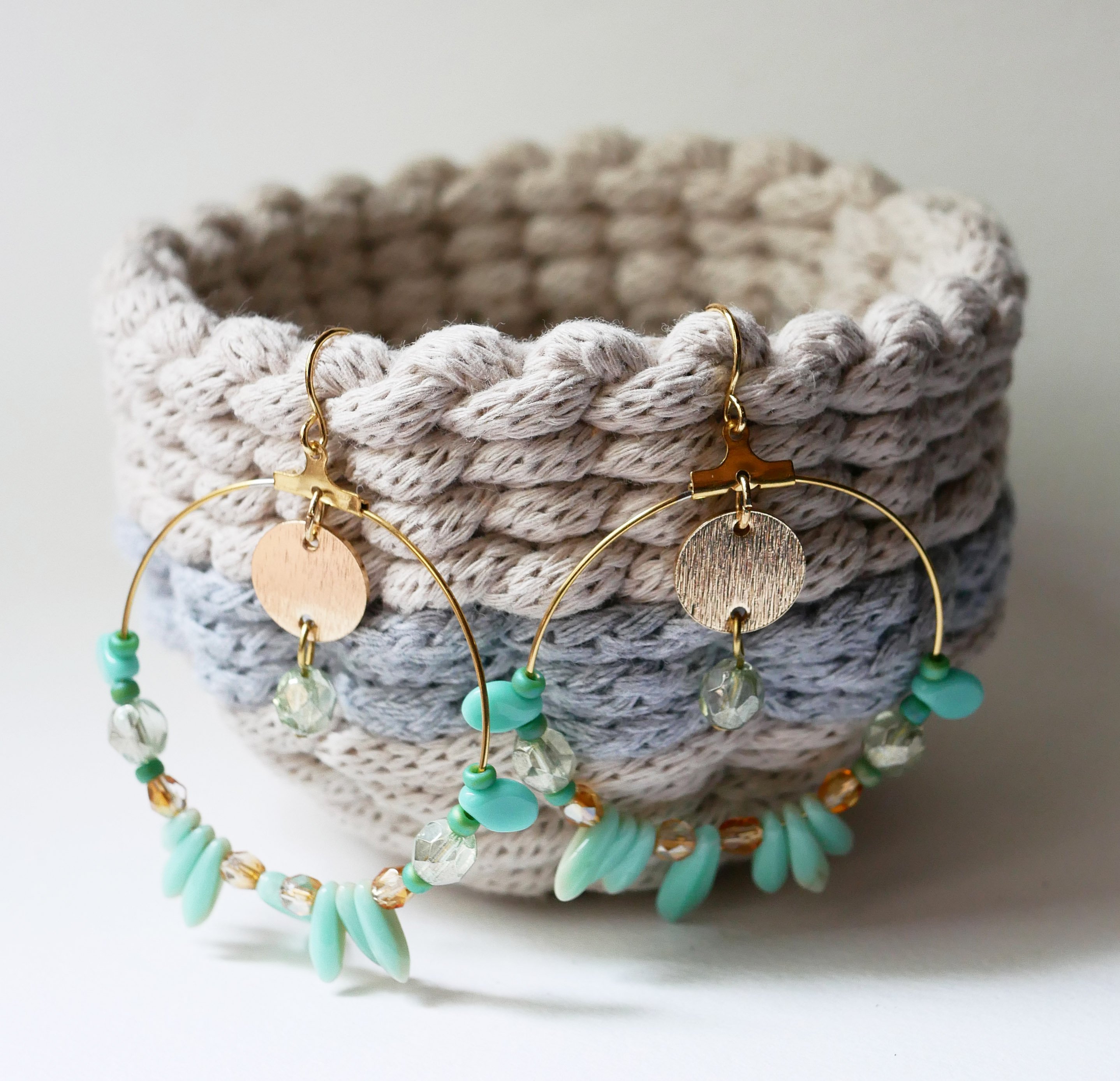 Boucles d'oreilles grandes cr&eacute;oles dor&eacute;es perles turquoise vert d'eau