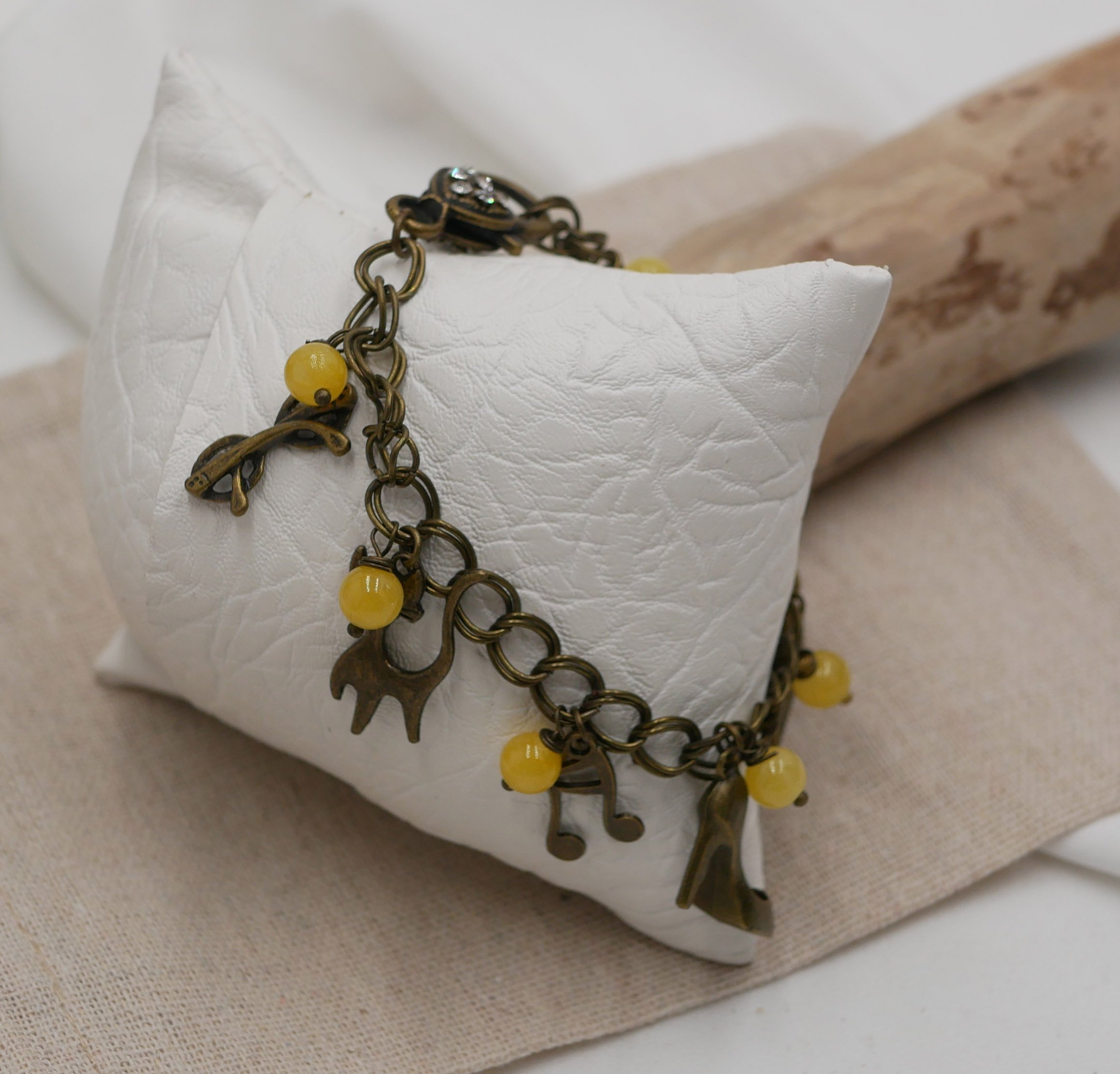 Bracelet aux breloques et perles jaunes sur cha&icirc;ne aux larges anneaux doubles