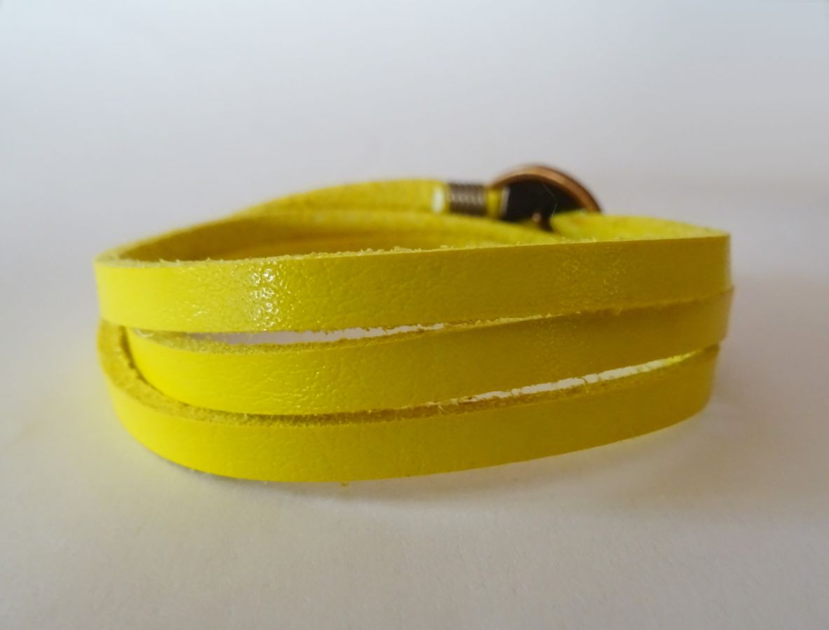 Fine yellow leather bracelet triple turn