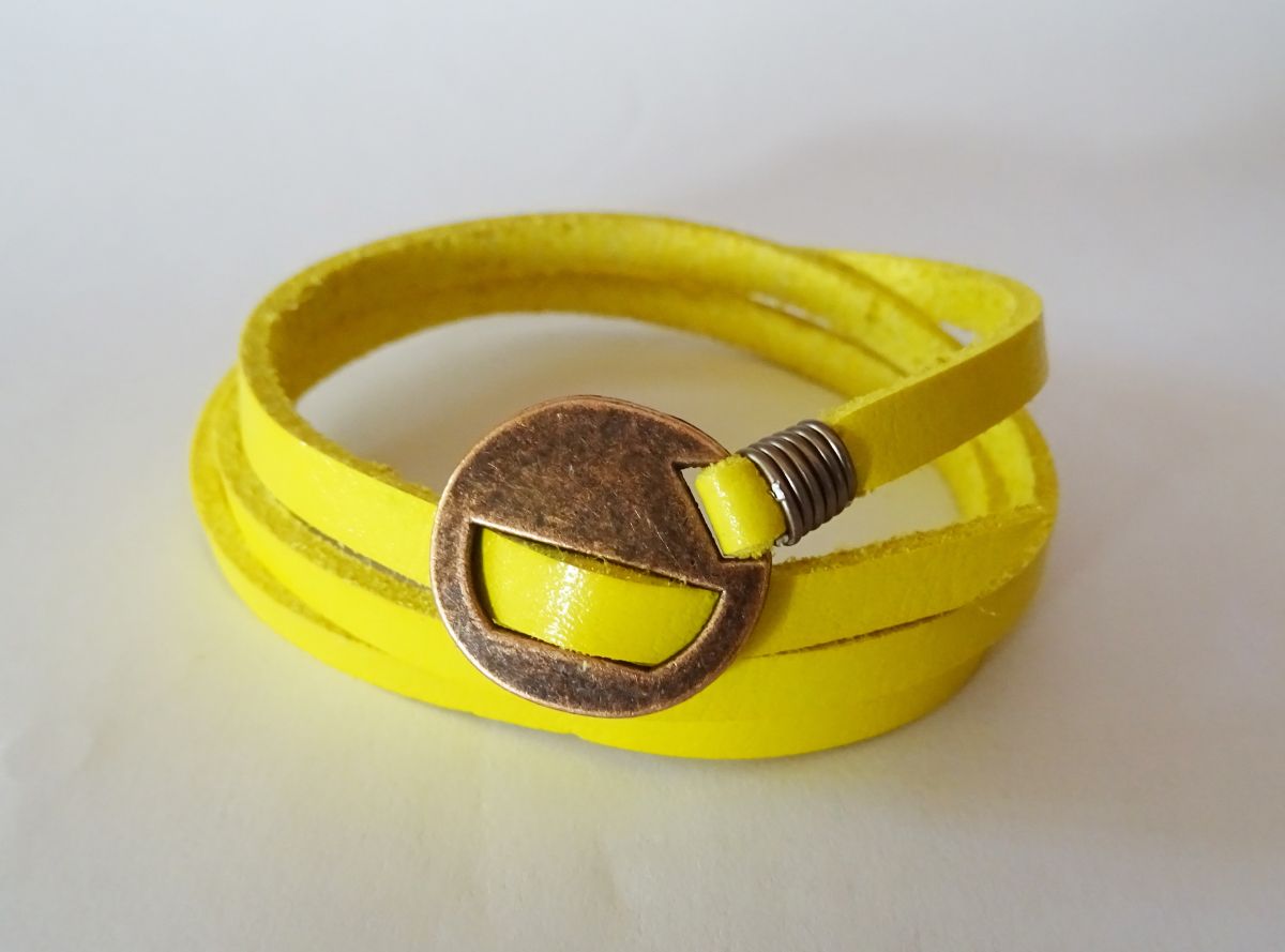 Fine yellow leather bracelet triple turn