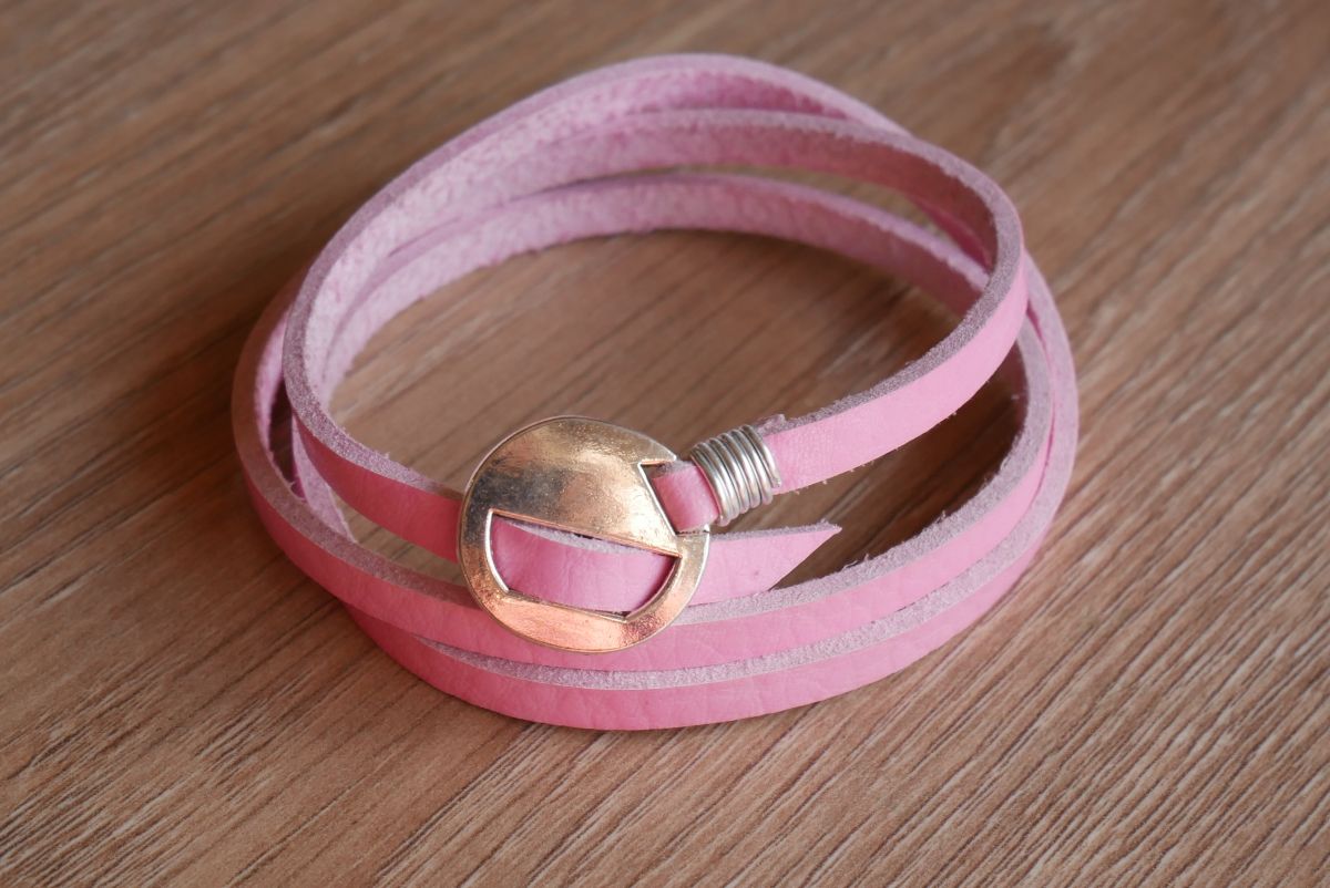 Pink leather bracelet triple turn