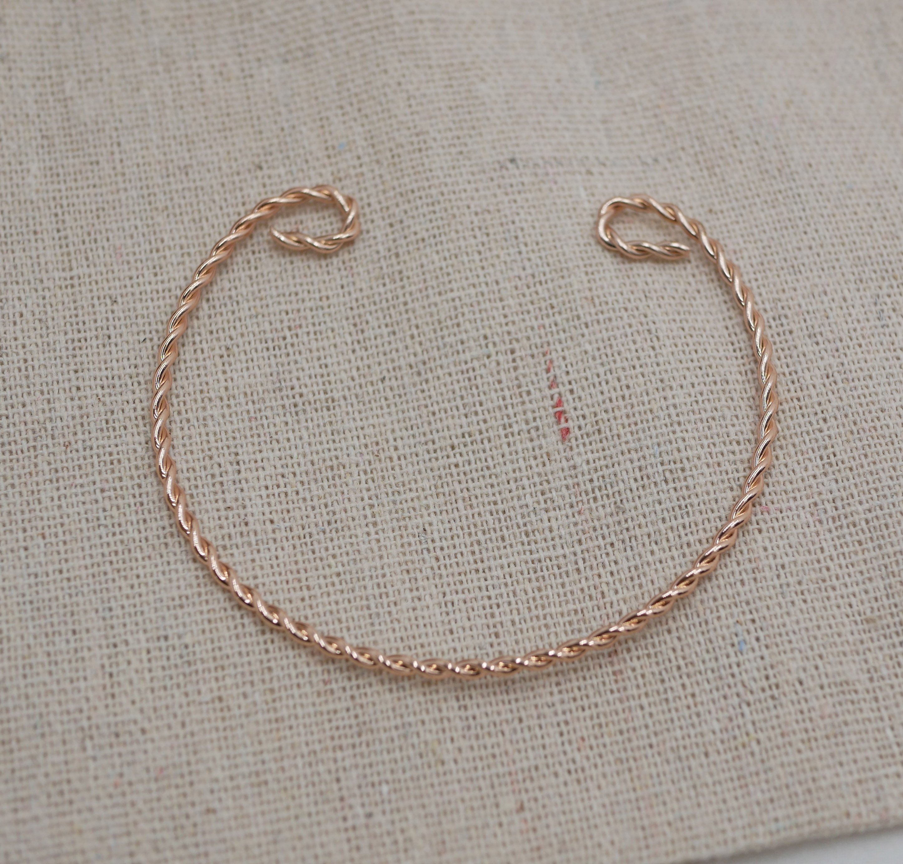 Bracelet jonc torsad&eacute; coloris or rose