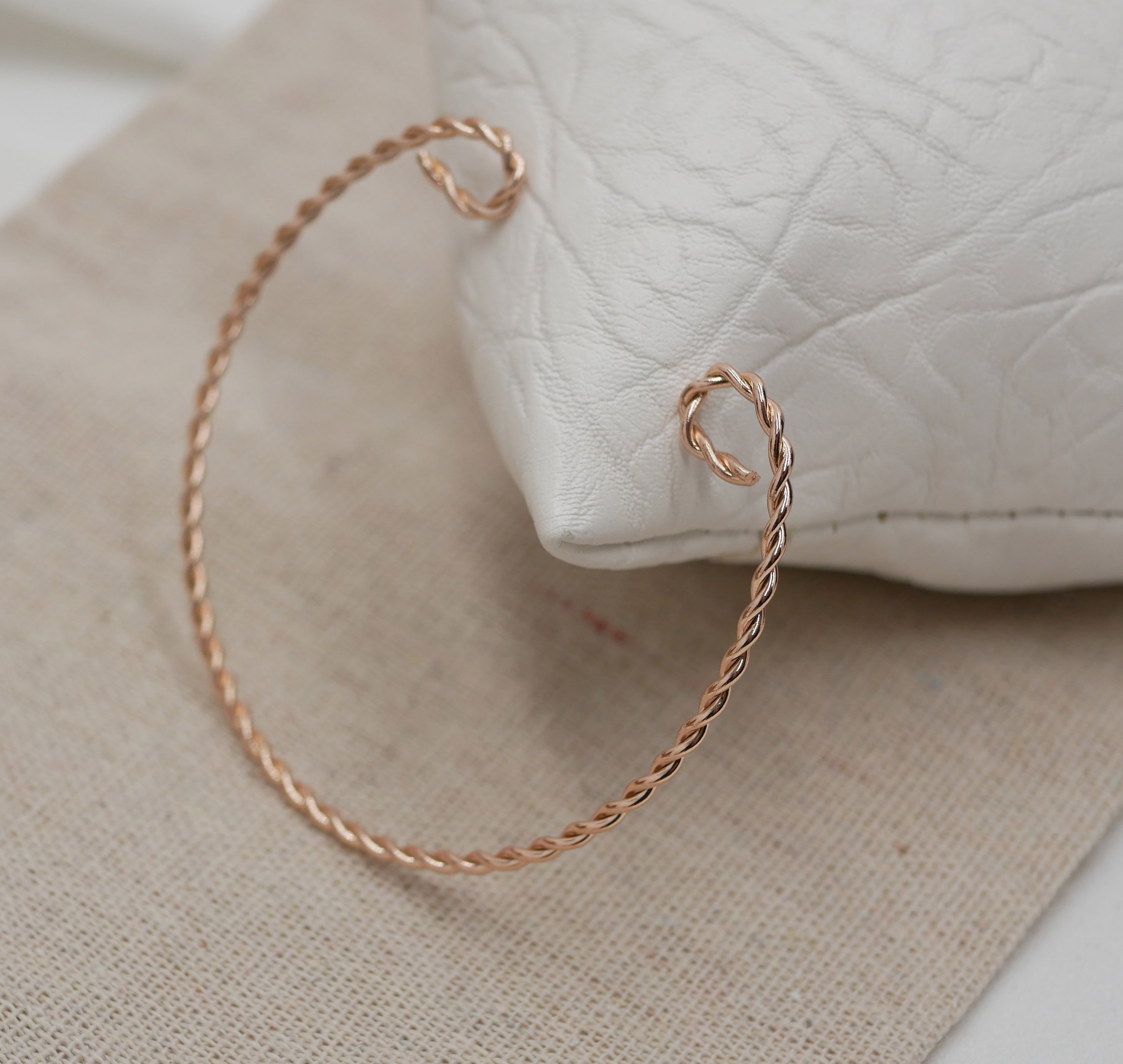 Bracelet jonc torsad&eacute; coloris or rose