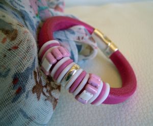 Regaliz leather bracelet and pink beads