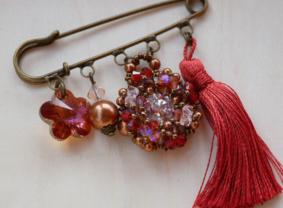 Andros Hyacinth Brooch with Paprika Pompon