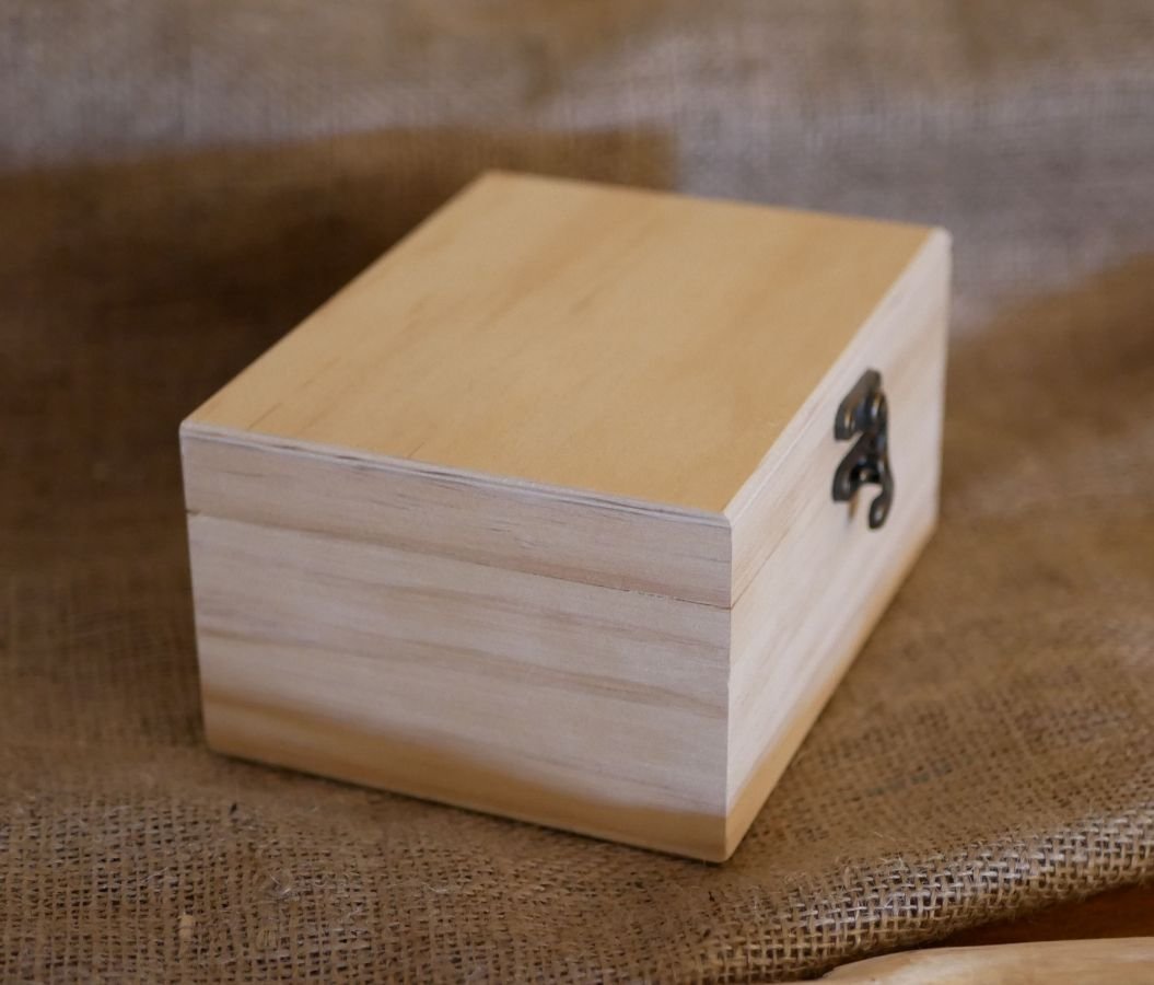 Engraved wooden essential oil box to personalize