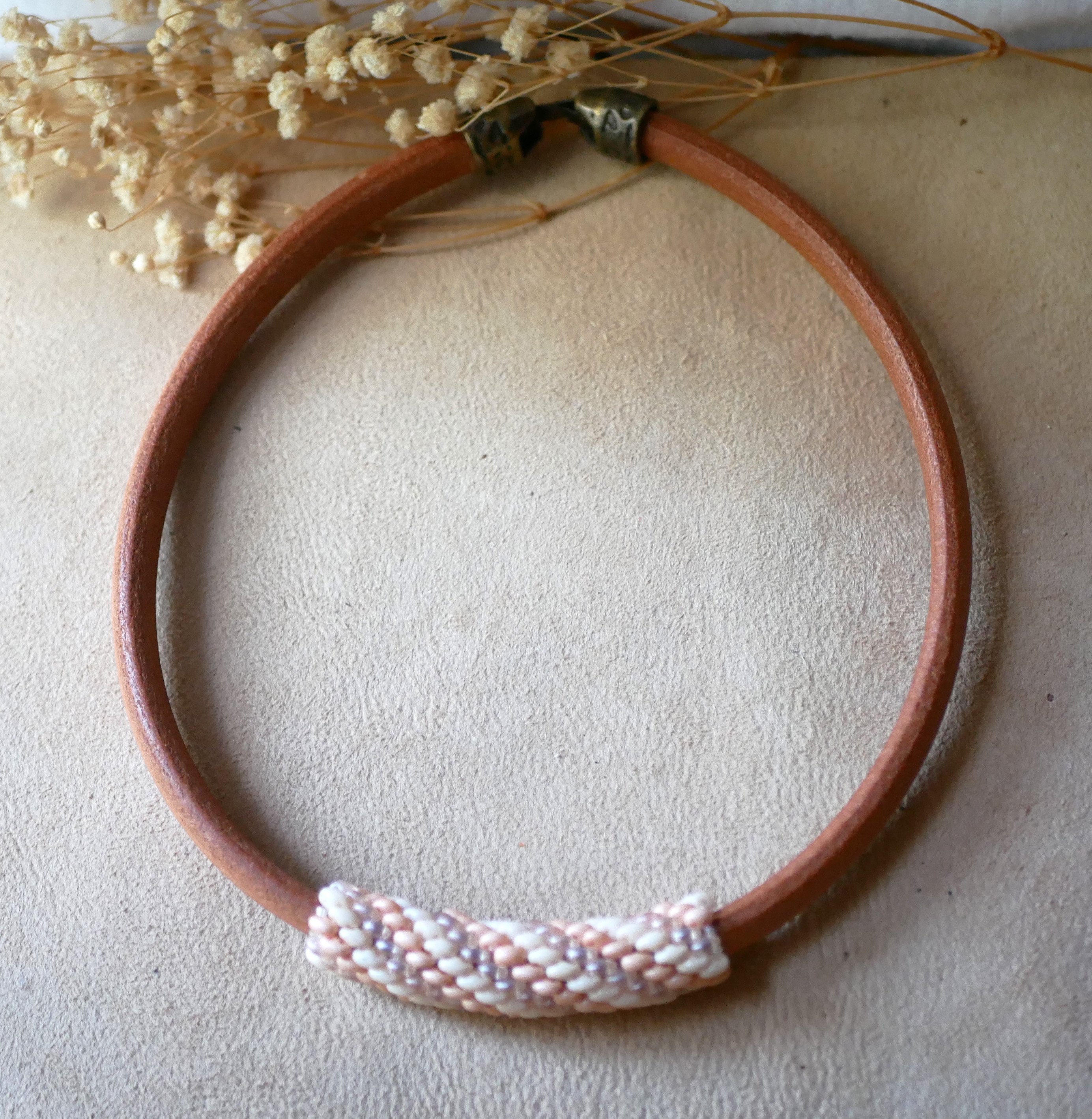Regaliz leather necklace with nude beads