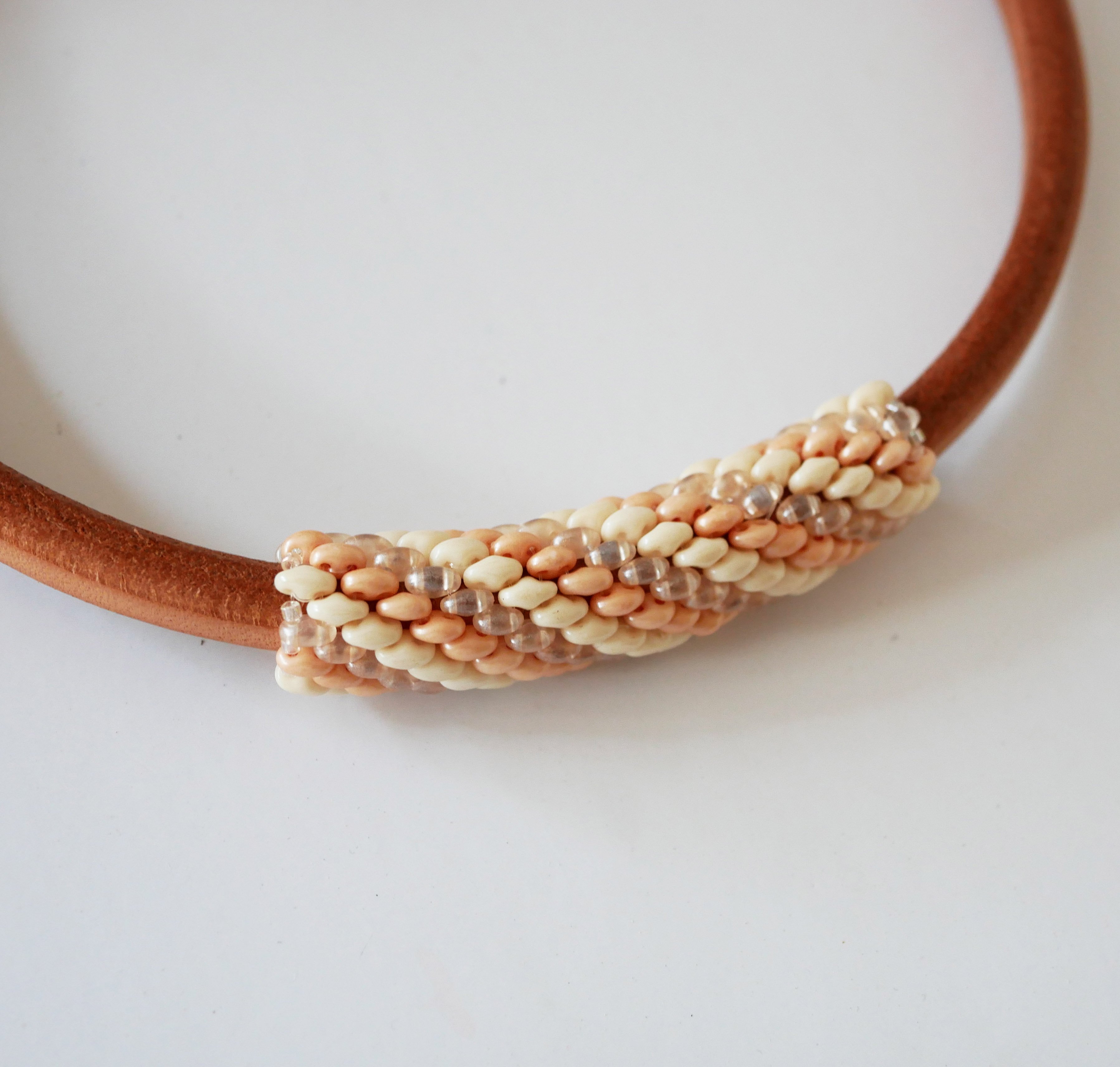Regaliz leather necklace with nude beads