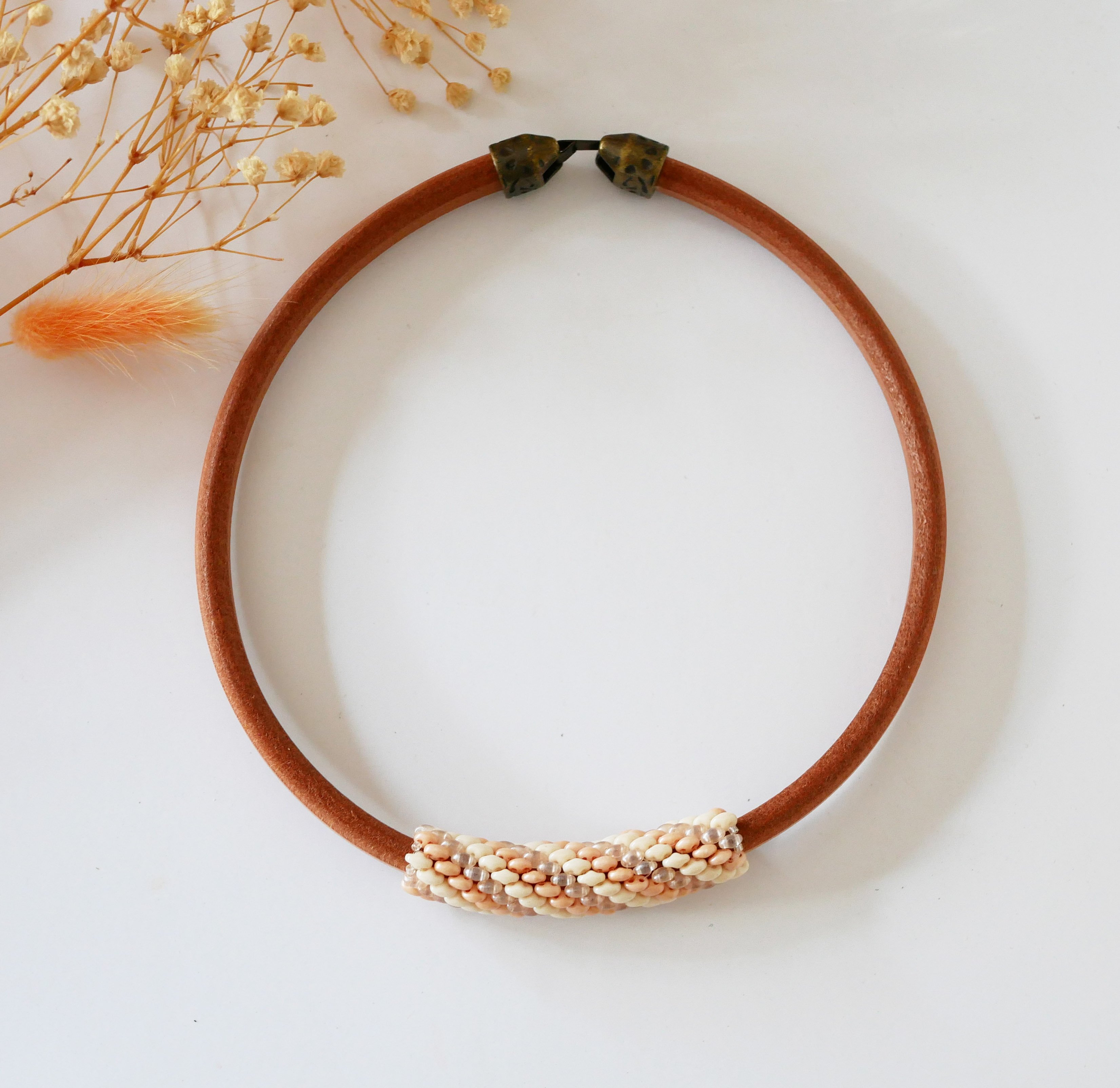Regaliz leather necklace with nude beads