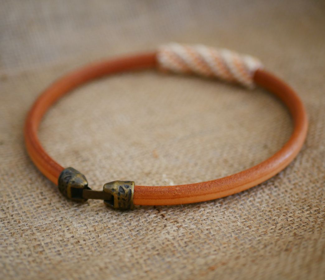 Regaliz leather necklace with nude beads