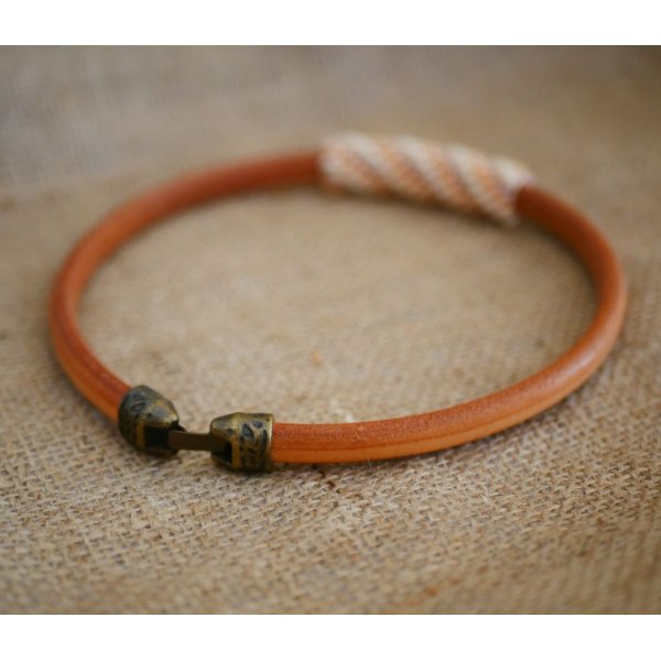 Regaliz leather necklace with nude beads