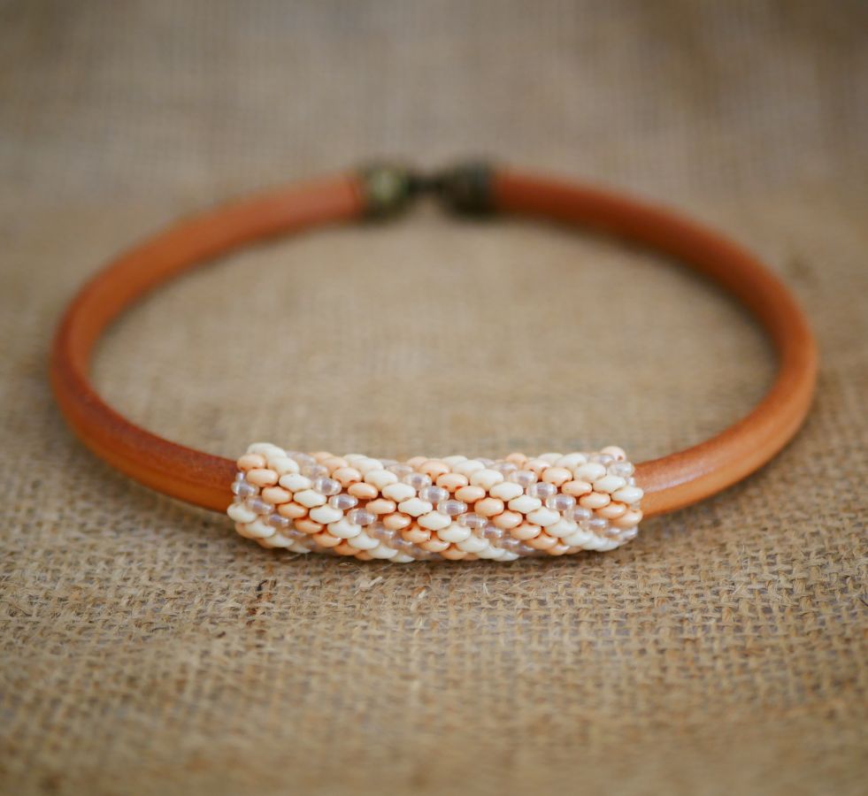 Regaliz leather necklace with nude beads