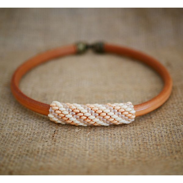 Regaliz leather necklace with nude beads