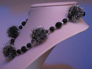 Collier de fête pompons argentés
