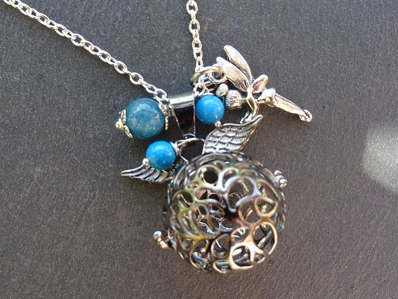 Collier pendentif boite &agrave; parfum et perles bleues