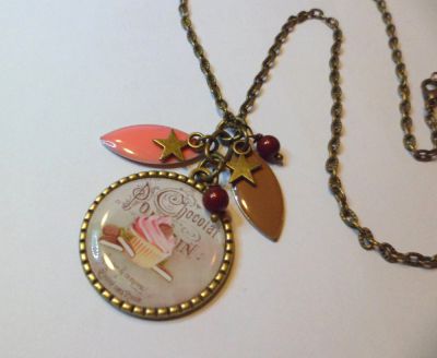 Cabochon pendant necklace with gourmet muffin and sequins