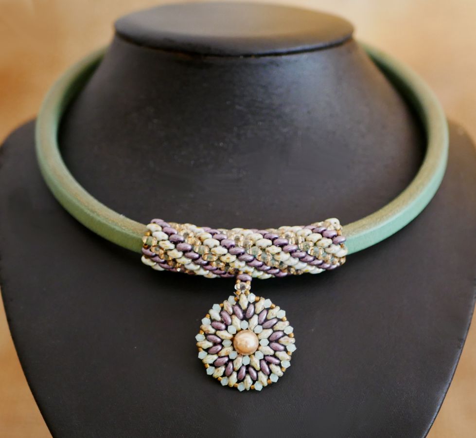 Regaliz leather pendant necklace with purple/green beads