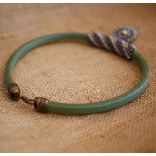 Regaliz leather pendant necklace with purple/green beads