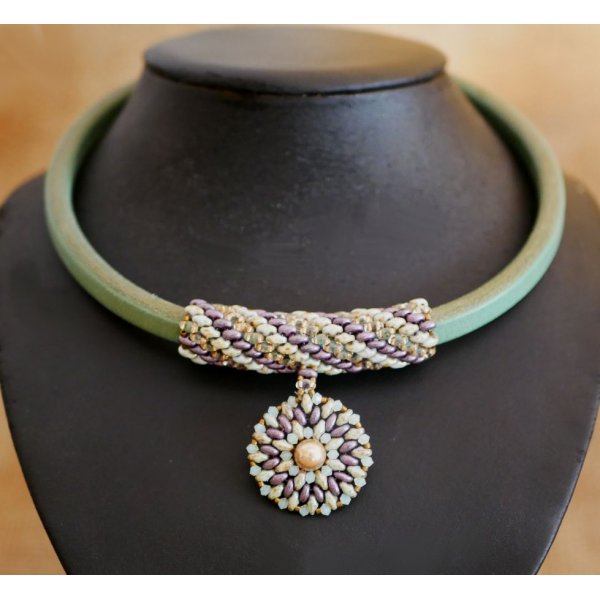Regaliz leather pendant necklace with purple/green beads