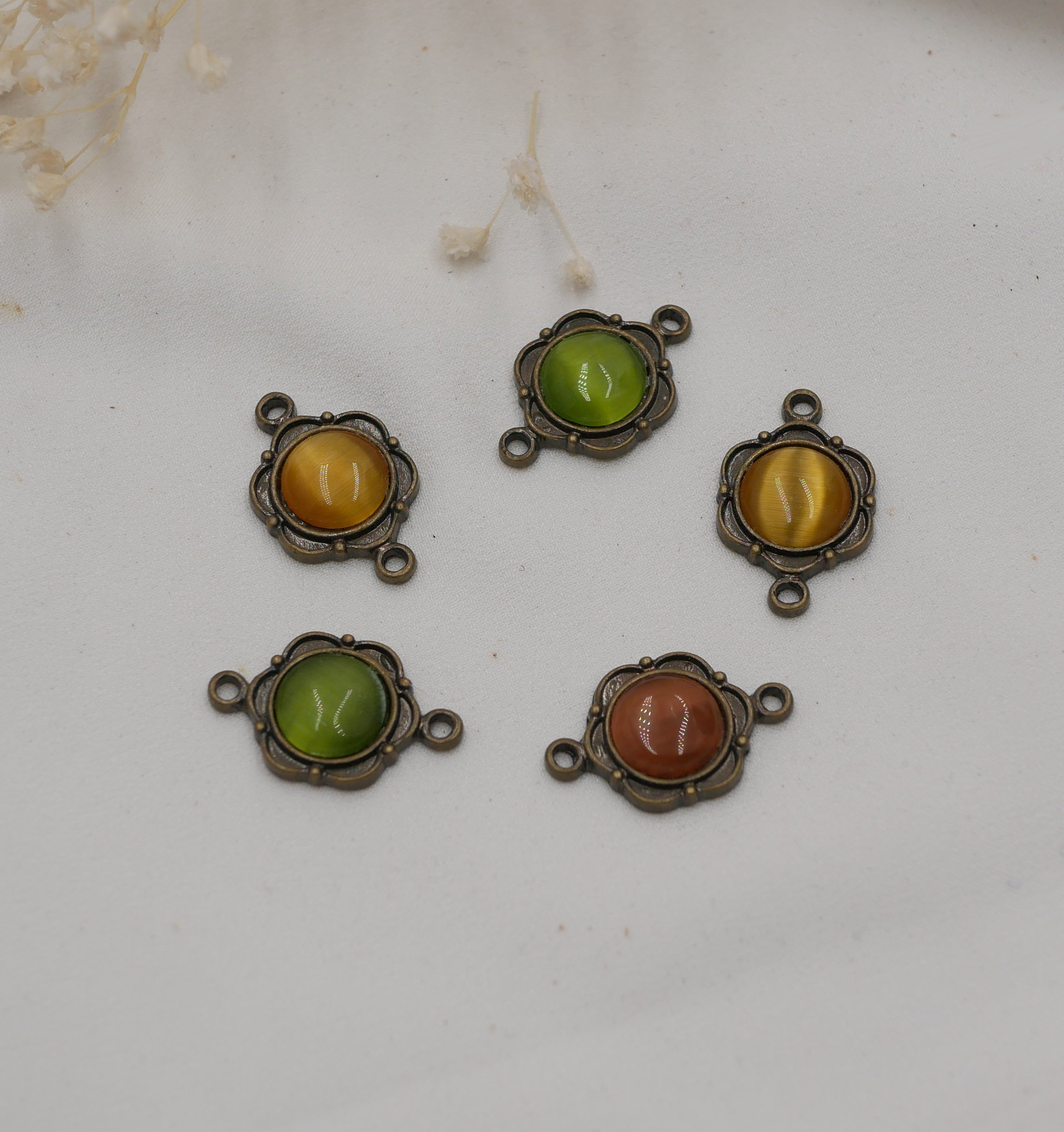 Lot de 5 demi cabochons Ambre sertis double connecteur bronze