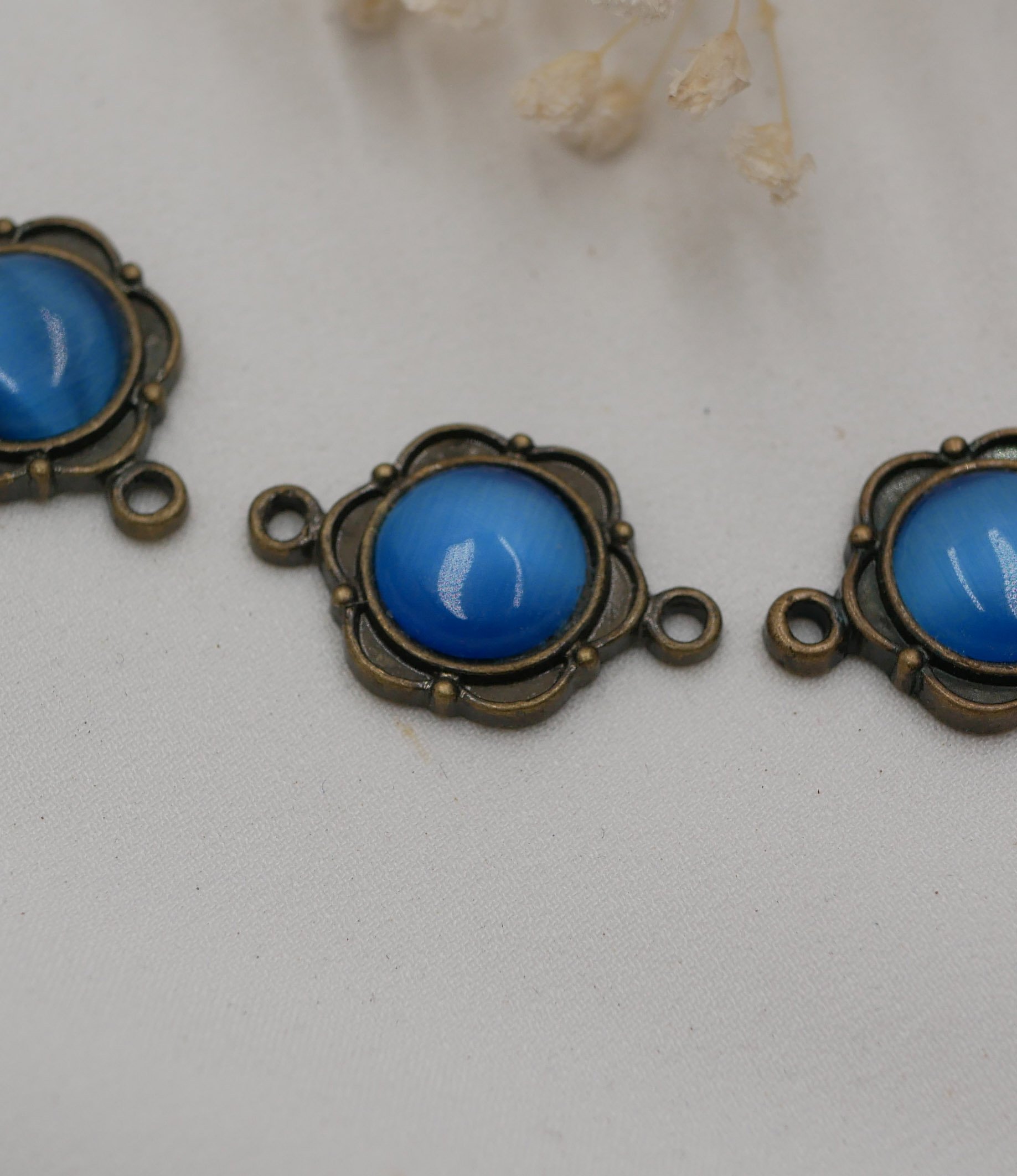 Lot de 5 demi cabochons Bleu fonc&eacute; sertis double connecteur bronze