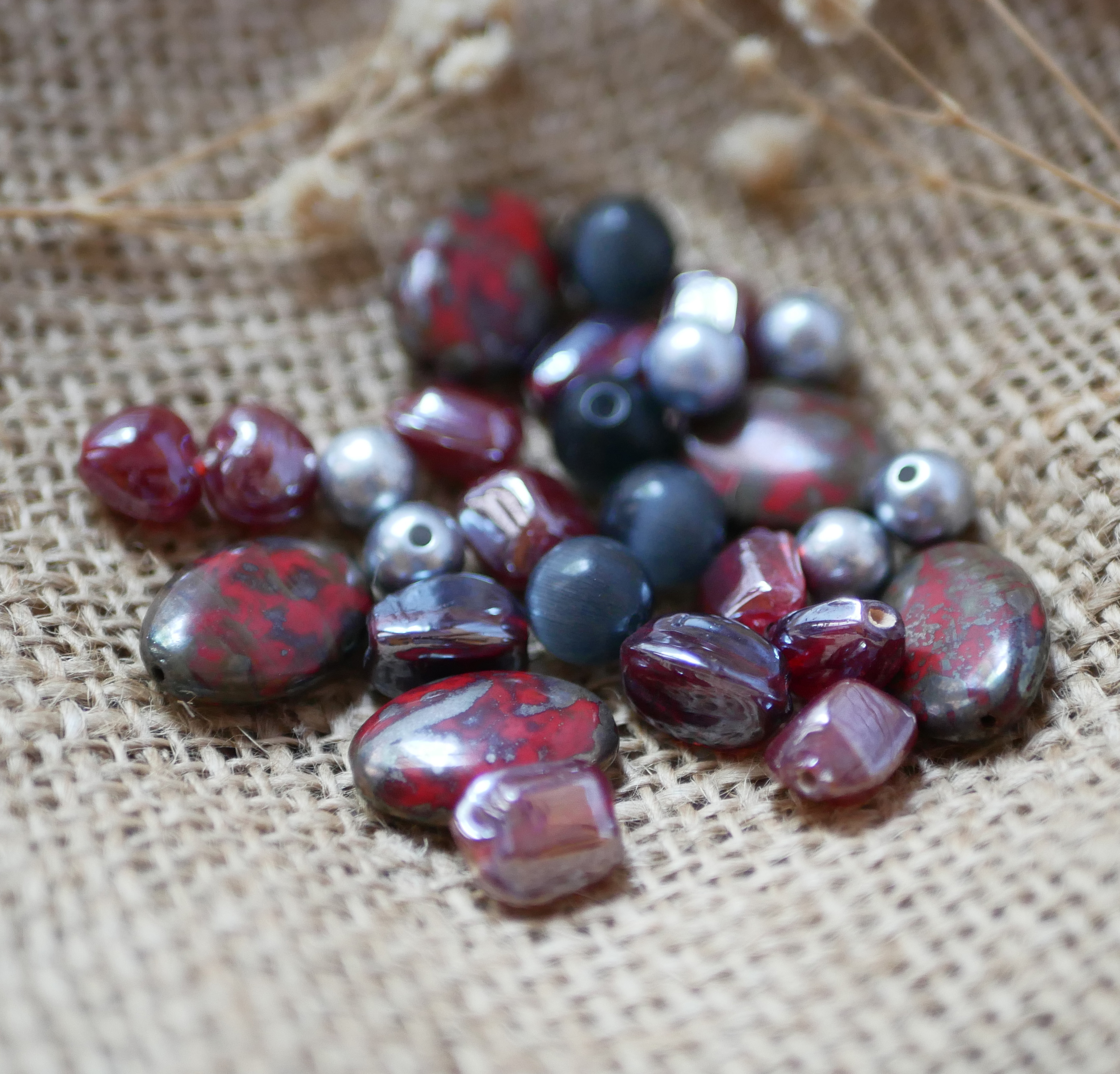 Lot de perles en pierre naturelle, cristal et verre Rouge grenat et gris