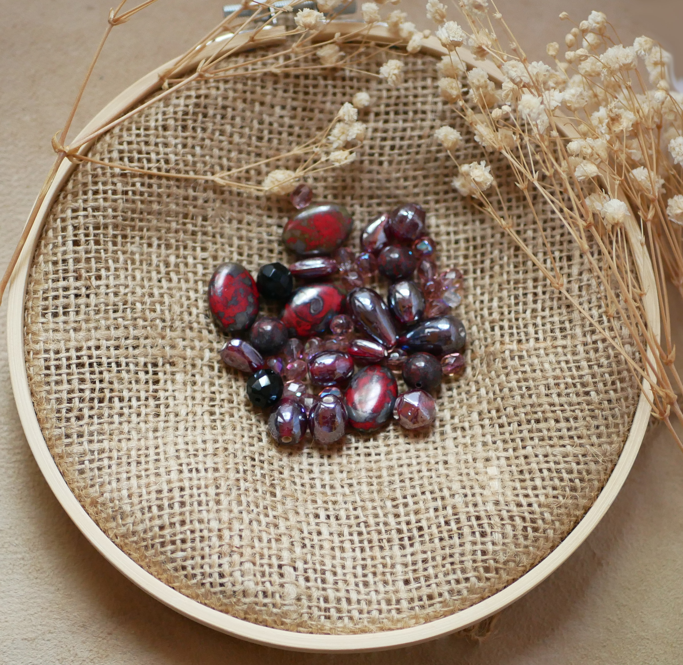 Lot de perles en pierre naturelle, cristal et verre Rouge grenat et noir