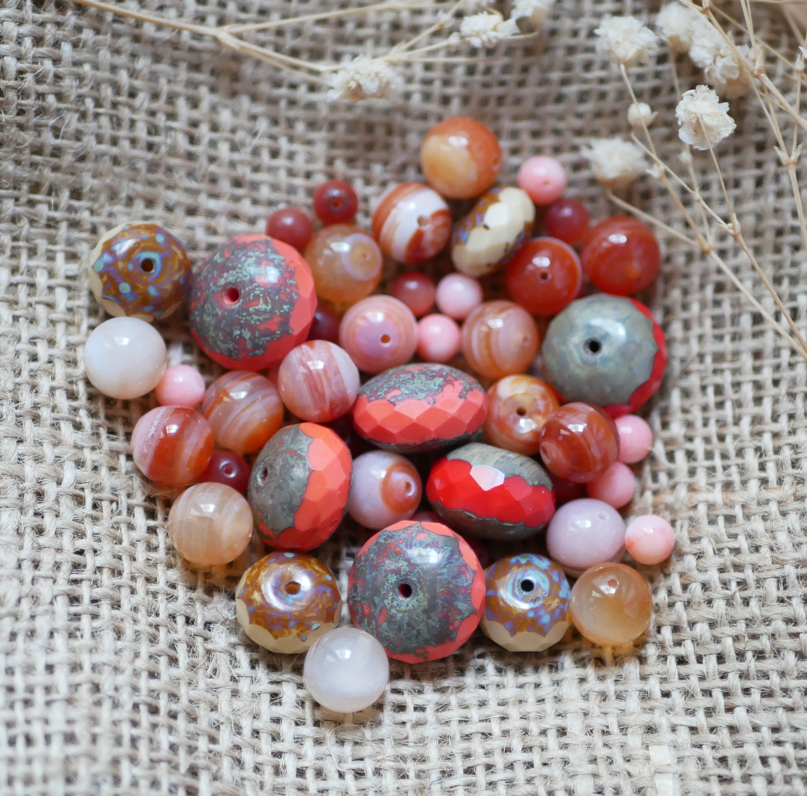 Lot de perles en verre orange et beige 