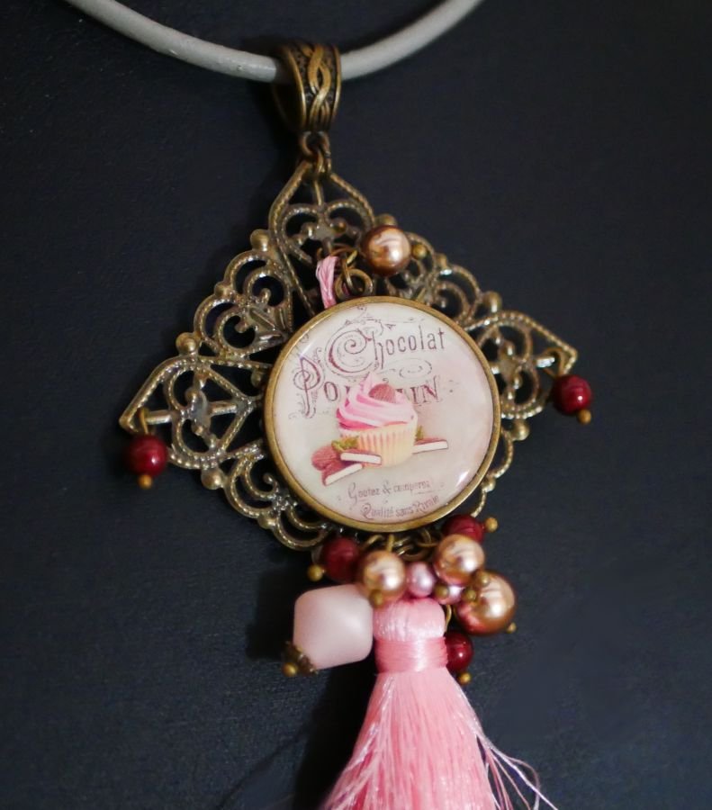 Cabochon pendant Muffin gourmand with pink pompon