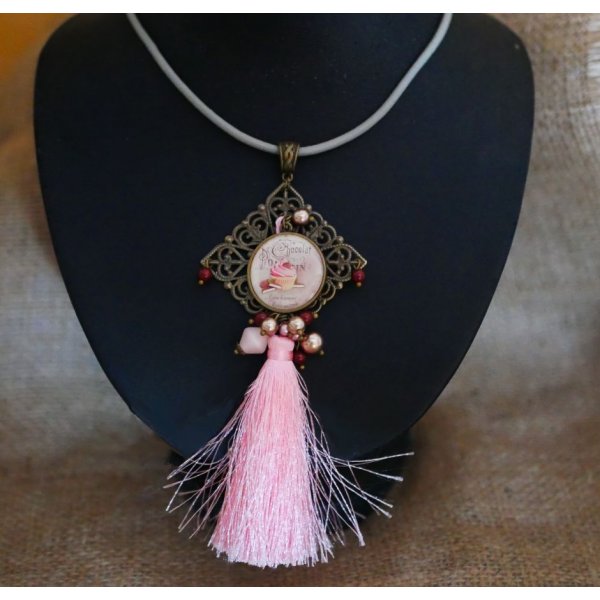 Cabochon pendant Muffin gourmand with pink pompon