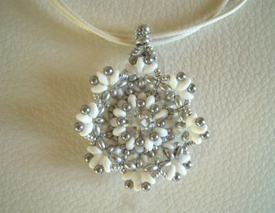 Pendentif médaillon Rose blanche en kit