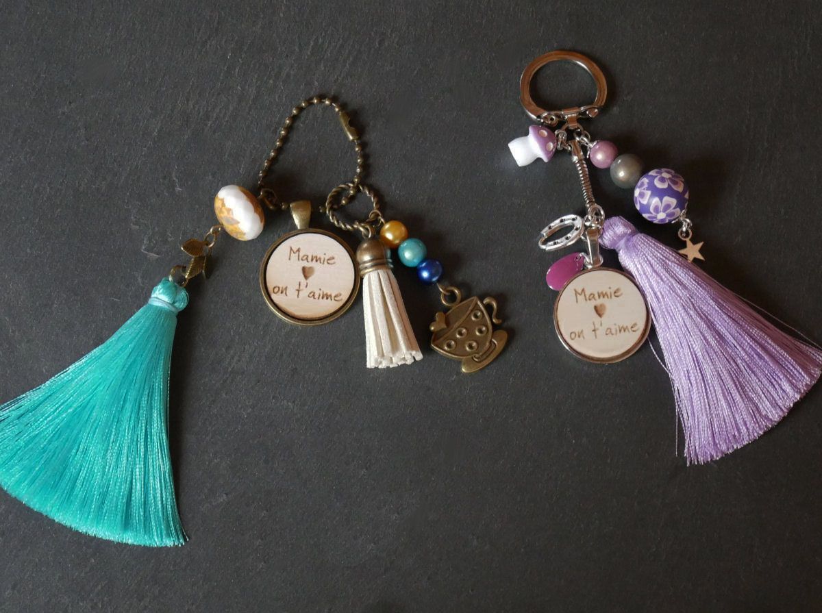 Keychain cabochon wood engraved parma pompon