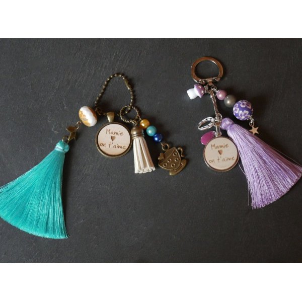 Keychain cabochon wood engraved parma pompon