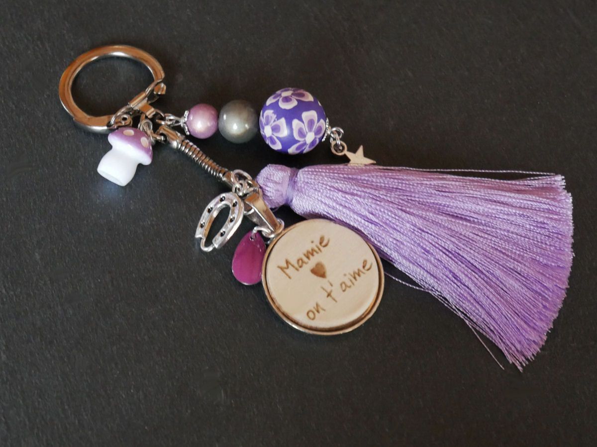 Keychain cabochon wood engraved parma pompon