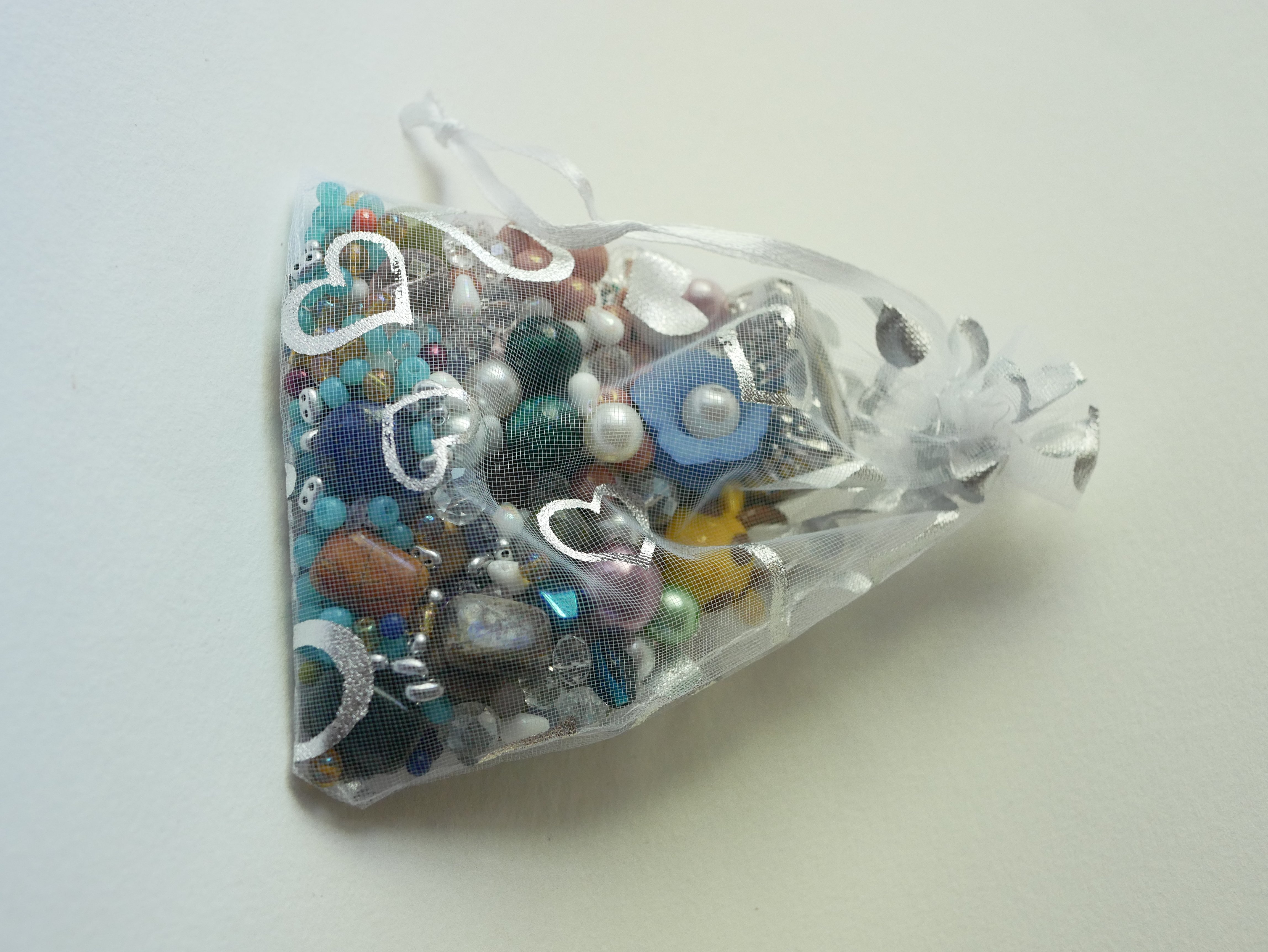 Sachet surprise de perles mixtes : 100 gr de perles verre, cristal, acrylique ou pierre gemme