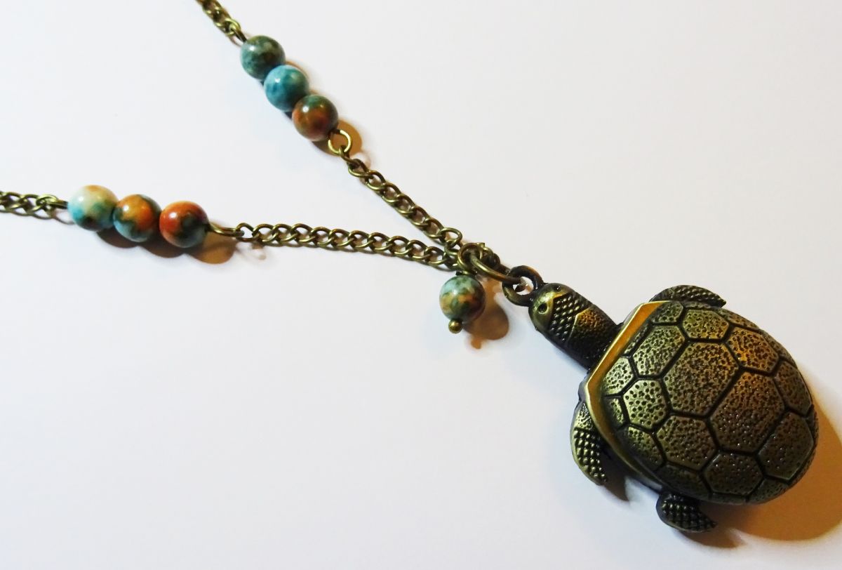 Long pendant turtle with pearls 