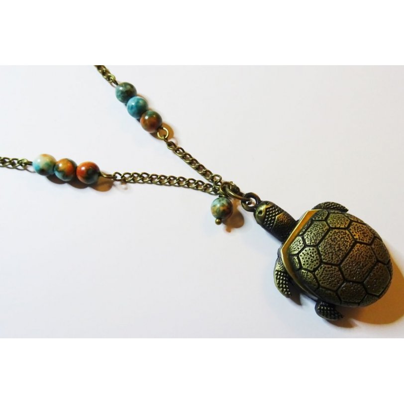 Long pendant turtle with pearls 